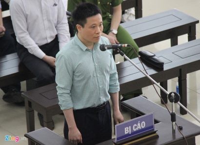  Hà Văn Thắm luôn xuất hiện tại tòa trong trang phục áo sơmi màu xanh, quần âu. Ảnh: Hoàng Lam.