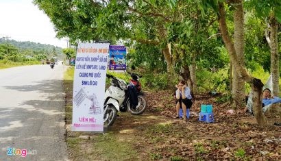  Tiếp thị đất tràn ra vỉa hè đường ở Phú Quốc. Ảnh: Việt Tường.