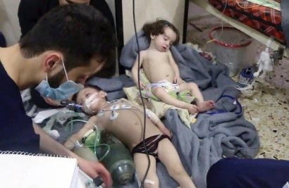 Nhân viên y tế chữa trị cho các trẻ em nghi bị nhiễm khí độc trong vụ tấn công ở thị trấn Douma hôm 8-4 - Ảnh: REUTERS