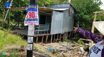  Một áp phích rao bán đất với giá 390 triệu đồng/nền ở Phú Quốc. Người phụ nữ này khẳng định đất giá rẻ như thế này nằm sâu trong rừng và là đất nông nghiệp. Ảnh: Việt Tường.