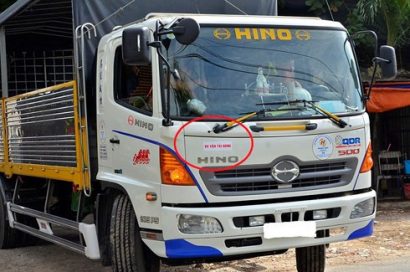  Xe "vua" nhởn nhơ trên đường nhưng không bị xử lý. Ảnh: Người lao động.