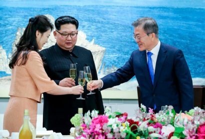  Tổng thống Hàn Quốc Moon Jae-in (phải) nâng ly cùng ông Kim Jong-un và Đệ nhất phu nhân Triều Tiên Ri Sol-ju tại làng đình chiến Bàn Môn Điếm. Ảnh: Pool
