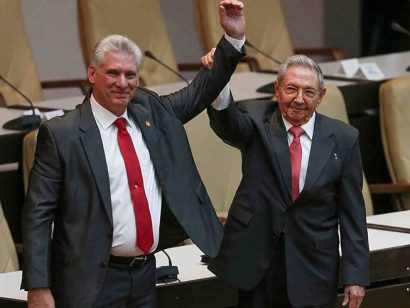  Tân Chủ tịch Cuba Miguel Díaz-Canel (trái) và ông Raúl Castro tại phiên họp Quốc hội ngày 19-4. Ảnh: AP