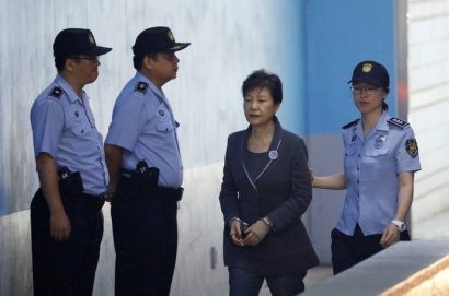  Hình ảnh bà Park tiều tụy và bị còng tay khi ra tòa ở thủ đô Seoul vào ngày 7-8-2017 khiến nhiều người xót xa bởi lẽ họ từng tin tưởng vào người phụ nữ này - Ảnh: REUTERS