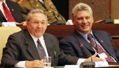  Tân chủ tịch Cuba Miguel Diaz-Canel (phải) và cựu chủ tịch Raul Castro. Ảnh: Merco Press.