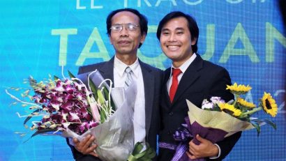 GS Phan Thanh Sơn Nam (phải) và PGS Nguyễn Sum tại lễ trao giải Tạ Quang Bửu 2017. Ảnh:VietNamNet