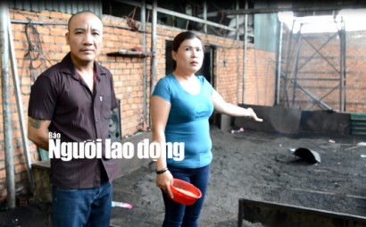  Bà Nguyễn Thị Thanh Loan và ông Nguyễn Xuân Bảo tại khu vực nhuộm tạp chất với than pin