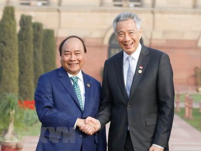 Thủ tướng Nguyễn Xuân Phúc và Thủ tướng Singapore Lý Hiển Long. (Ảnh: Thống Nhất/TTXVN)
