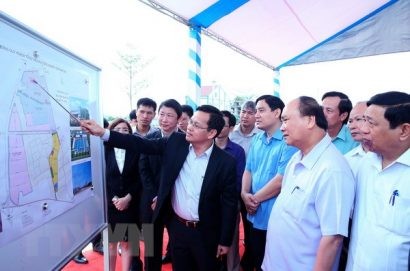 Thủ tướng Nguyễn Xuân Phúc đến thăm Khu công nghiệp Vsip Nghệ An. (Ảnh: Thống Nhất/TTXVN)