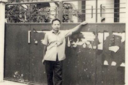  Anh hùng Lực lượng Vũ trang Nhân dân Trần Văn Lai đứng trước căn biệt thự số 6 và số 8 đường Tự Đức, quận Phú Nhuận mà ông từng bán để góp tiền cho cách mạng.