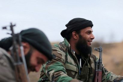  Hai tay súng của nhóm phiến quân Jaysh al-Islam ở gần thị trấn Douma đầu năm 2017 - Ảnh: REUTERS