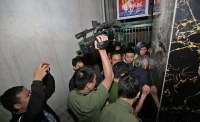 Lực lượng công an có mặt tại lối vào nhà của ông Phan Văn Vĩnh trên phố Hàn Thuyên, TP Nam Định khi khám nhà tối 6/4 (Ảnh: Tuổi trẻ)