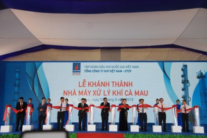  Chủ tịch Quốc hội Nguyễn Thị Kim Ngân và các đại biểu tham gia nghi thức cắt băng khánh thành