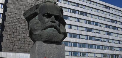  Một tượng đài tưởng nhớ Karl Marx. 