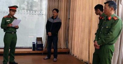 Cơ quan chức năng tỉnh Lâm Đồng đọc lệnh bắt đối tượng Hoàng Nam Đến tại nhà riêng.