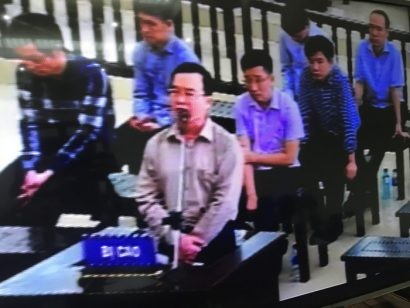 Bị cáo Nguyễn Quốc Khánh đang trả lời các câu hỏi của HĐXX. Ảnh: Gia Minh