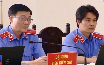  Đại diện VKS đang chất vấn các bị cáo tại toà