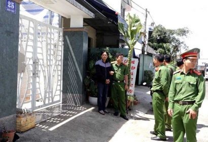  Dẫn giải đối tượng về cơ quan công an tiếp tục điều tra làm rõ.