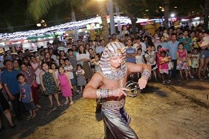 Du khách tham gia các hoạt động vui chơi giải trí tại lễ hội ẩm thực Bốn mùa hương sắc