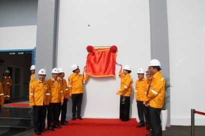  Chủ tịch Quốc hội Nguyễn Thị Kim Ngân và Chủ tịch HĐTV Tập đoàn Trần Sỹ Thanh thực hiện nghi thức gắn biển công trình đối với dự án GPP Cà Mau
