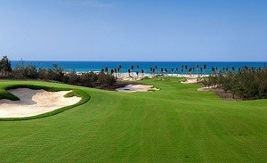 Sân golf rộng lớn với 36 hố golf dạng link