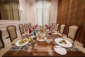 Nhà hàng Royal mời gọi du khách với những món ăn đặc sắc được chế biến từ nguồn nguyên liệu tươi, sạch của nông trang FLC Eco Farm