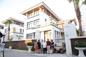 Khách mời tham quan biệt thực mẫu