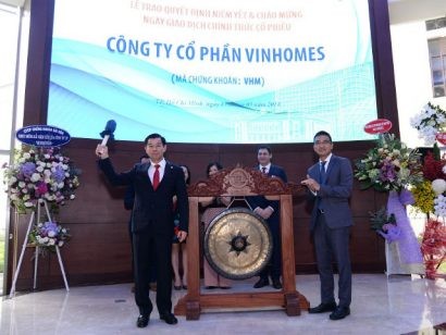  Ông Nguyễn Việt Quang – Tổng Giám đốc Tập đoàn Vingroup thực hiện nghi thức đánh cồng tại sự kiện Vinhomes nhận quyết định niêm yết cổ phiếu VHM