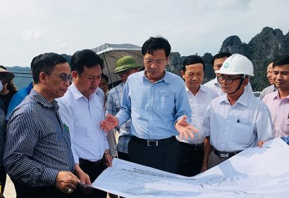  Ông Nguyễn Văn Đọc (giữa), Bí thư Tỉnh ủy Quảng Ninh, chỉ đạo dừng mọi giao dịch đất đai tại Vân Đồn.