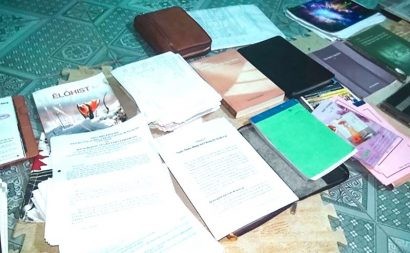 Công an khám xét phòng trọ của những người truyền đạo trái pháp luật ở huyện Như Thanh, thu giữ nhiều tài liệu, băng đĩa, sách vở. Ảnh: Đ.TRUNG