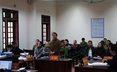  Ông Hợp đứng trước vành móng ngựa ở phiên tòa lần trước. Ảnh: CTV