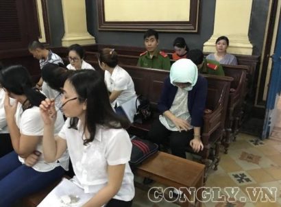  Bị cáo Bùi Thị Kim Loan (ngồi đầu hàng ghế thứ 2) tại tòa sáng nay