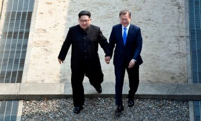  Ông Kim cầm tay ông Moon qua biên giới liên Triều. Ảnh: AP.