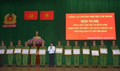 Các tập thể, cá nhân trong ban chuyên án được khen thưởng.