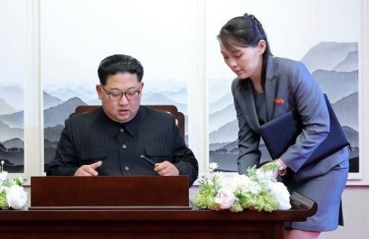  Kim Yo Jung tháp tùng anh trai trong hầu như mọi hoạt động. Ảnh: AP.