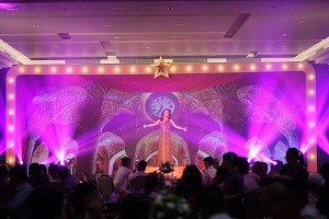 Nữ ca sỹ Dương Hoàng Yến trên sân khấu sang trọng
