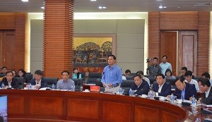 Ông Nguyễn Văn Tùng, Chủ tịch UBND thành phố Hải Phòng trả lời người dân (Hình ảnh trong tài liệu UBND thành phố cung cấp cho Phóng viên). 