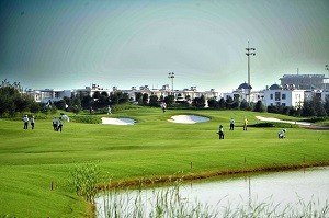 FLC Sam Son Golf Links có diện tích 92,4 ha, sân golf đầu tiên của Tập đoàn FLC và cũng là một trong những điểm nhấn quan trọng của quần thể FLC Sam Son Beach & Golf Resort. 