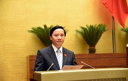  Chủ nhiệm Ủy ban Pháp luật Nguyễn Khắc Định trình bày Báo cáo