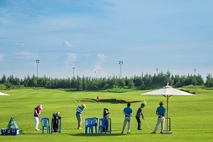 18 hố golf của FLC Sam Golf Links được thiết kế trên địa hình tự nhiên, tận dụng tối đa cảnh đẹp của những hồ nước nhân tạo và rừng phi lao bao quanh.