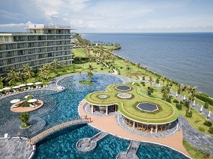 Bể bơi nước mặn trong khuôn viên FLC Sam Son Beach & Golf Resort