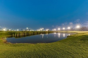 Đường golf được thiết kế quanh co, uốn lượn qua những hàng cây xanh mướt cùng hồ nước nhân tạo góp phần tạo cảm giác sảng khoái, thư giãn cho các golfer.