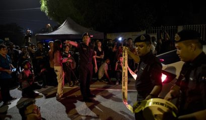 Cảnh sát Malaysia lục soát tư dinh của ông Najib Razak. (Ảnh: Bloomberg)