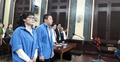 Bị cáo Huyền Như và Võ Anh Tuấn ở phiên xử sơ thẩm - Ảnh: Huyền Trâm.