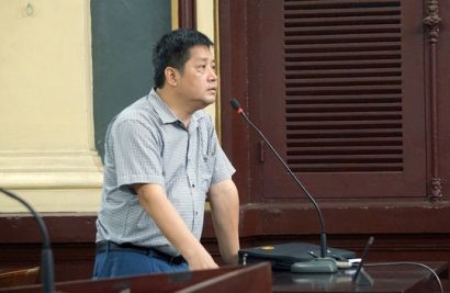  Đại diện Ngân hàng Nhà nước trả lời các câu hỏi của HĐXX .