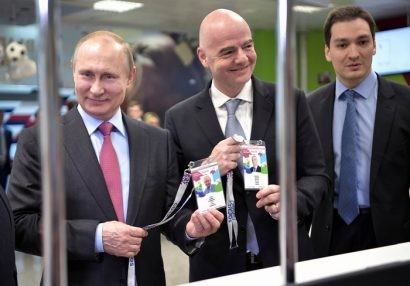 Tổng thống Vladimir Putin (trái) cùng Chủ tịch FIFA Gianni Infantino (giữa) thăm trung tâm phát thẻ hoạt động World Cup tại Sochi, ngày 3-5. Việc tổ chức thành công vòng chung kết Giải World Cup được kỳ vọng sẽ tạo cú hích kinh tế cho Nga nhưng nó đang bị phủ bóng vì một số đe dọa tẩy chay do khủng hoảng ngoại giao - Ảnh: REUTERS