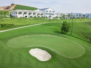 Một góc sân golf FLC Halong Golf Club và nhà Club House