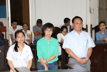 Các bị cáo Thái Thị Hồng Điệp,, Nguyễn Thị Quỳnh và bị cáo nguyễn Thái Sơn tại phiên tòa vào ngày 4/5 (tính từ trái qua phải)