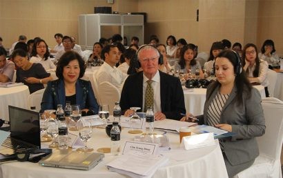  Phó Chánh án TANDTC cùng với các diễn giả và chuyên gia quốc tế tham dự hội nghị