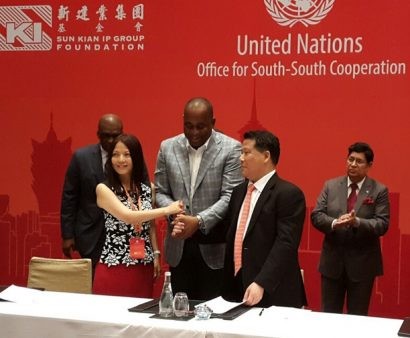 Tỷ phú Ng Lap Seng được Liên Hợp Quốc trao tặng giải thưởng vì những đóng góp cho công cuộc xóa đói giảm nghèo.